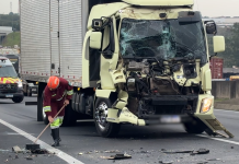 AGORA: Batida entre dois caminhões trava Rodovia Anhanguera em Sumaré
