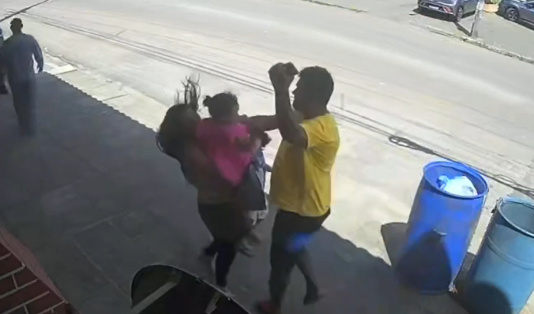 Mulher é agredida enquanto carregava bebê no colo em João Pessoa; outra criança também é atacada