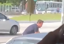 Jogador do Botafogo-PB, Nenê é flagrado ajudando a empurrar carro quebrado em João Pessoa