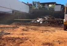Desabamento de muro interdita casas e obra no Taquaral
