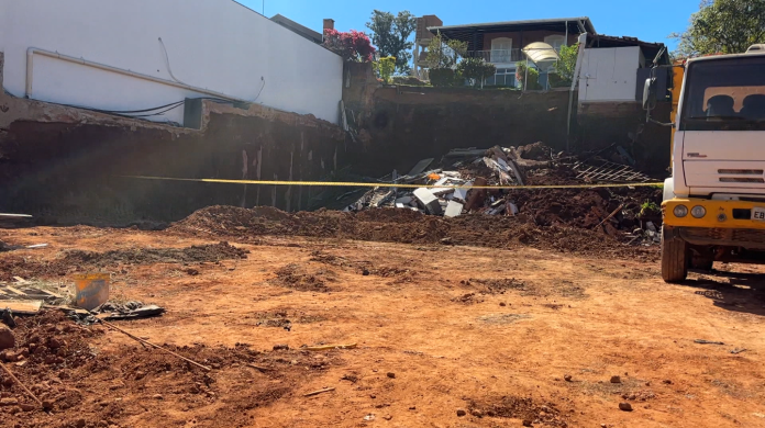 Desabamento de muro interdita casas e obra no Taquaral