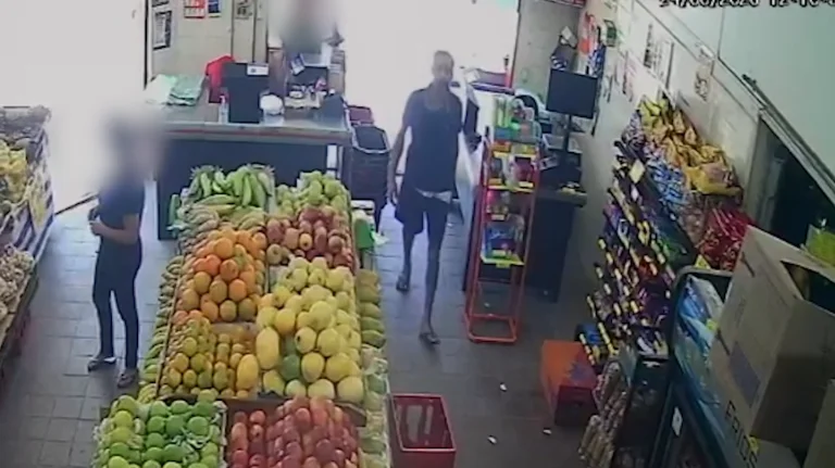 Ladrão armado finge ser cliente antes de assaltar varejão em Campinas
