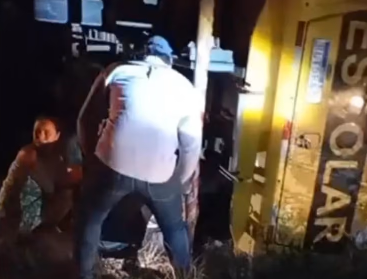 Motorista diz que desviou de animal antes de ônibus escolar tombar na BR-230, na Paraíba