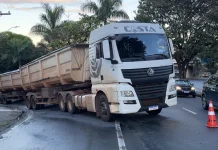 Carreta com 50 toneladas de trigo fica travada e bloqueia acesso em Campinas