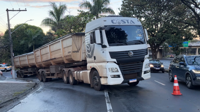 Carreta com 50 toneladas de trigo fica travada e bloqueia acesso em Campinas Carreta com 50 toneladas de trigo fica travada e bloqueia acesso em Campinas