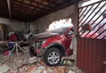 Após batida, carro perde o controle e invade muro de casa