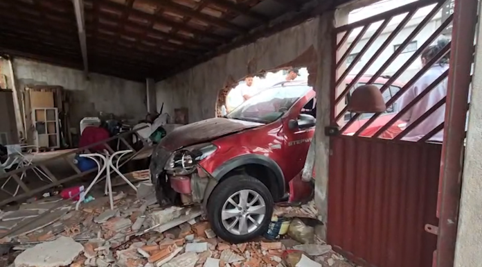 Após batida, carro perde o controle e invade muro de casa