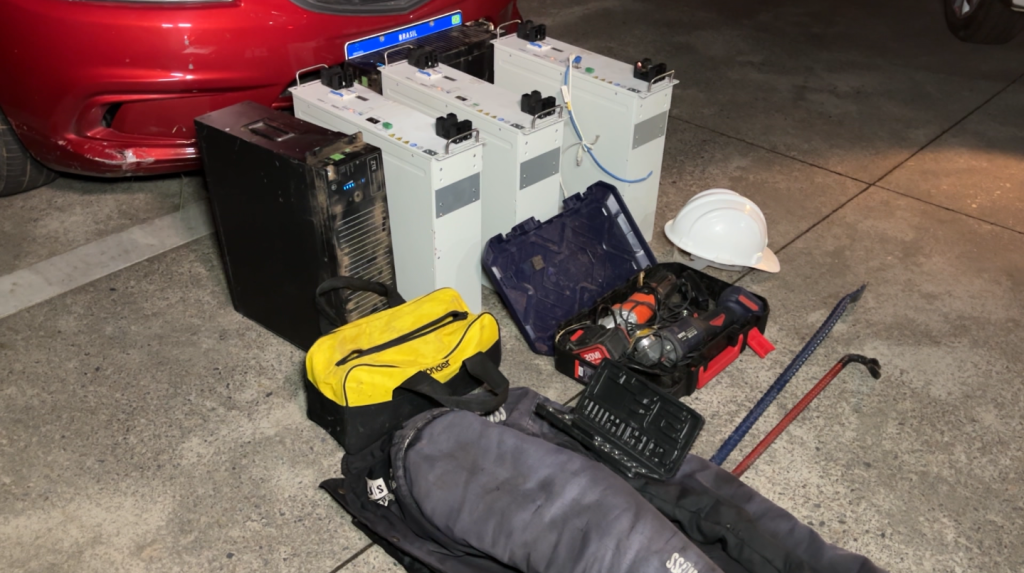 Mulher é presa com R$ 45 mil em baterias furtadas de torres de telefonia