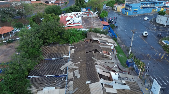 Escola e posto de saúde são destelhados após temporal em Campinas Escola e posto de saúde são destelhados após temporal em Campinas