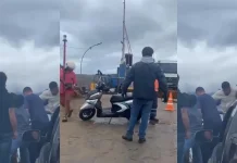 Motociclista perde controle ao embarcar em balsa e moto cai no mar em Ilhabela
