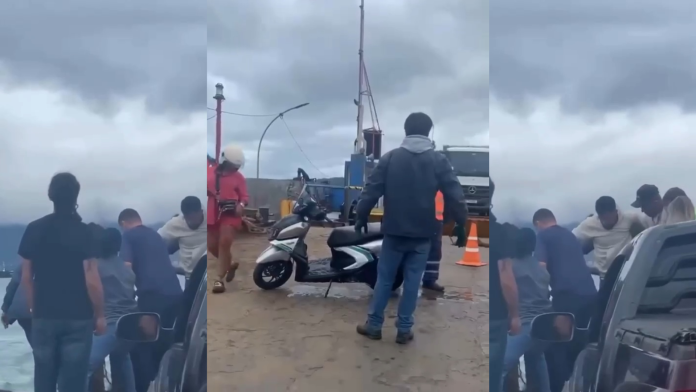 Moto cai de balsa em Ilhabela