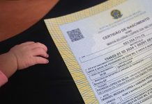 Mulher descobre que marido registrou filha com amante no nome dela em SC