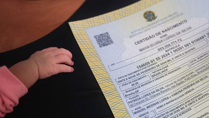 Mulher descobre que marido registrou filha com amante no nome dela