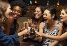 Noite das garotas: pesquisa revela que 46% das mulheres preferem ficar em casa com as amigas