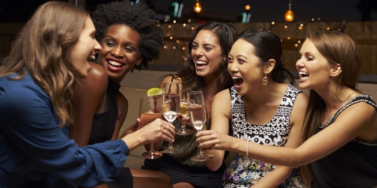 Noite das garotas: pesquisa revela que 46% das mulheres preferem ficar em casa com as amigas
