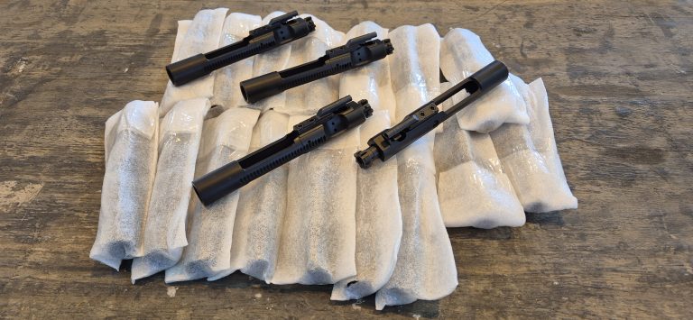 Conjuntos de partes e peças para fuzil AR-15 são apreendidos pela Receita Federal no Porto de Santos