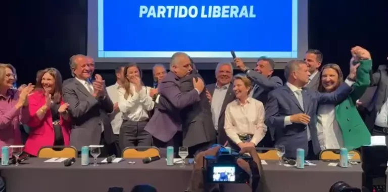 Flávio Bolsonaro anuncia Alfredo Gaspar, relator da comissão do INSS, como vice