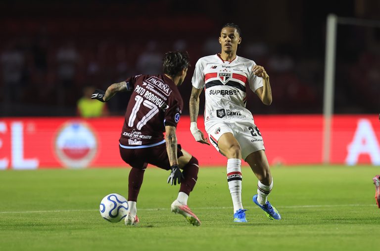 São Paulo vence e avança às quartas da Copa Sul-Americana