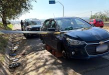Carro é encontrado sem as quatro rodas às margens da Santos Dumont