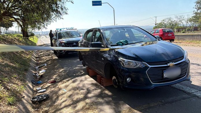 Carro é encontrado sem as quatro rodas às margens da Santos Dumont Carro é encontrado sem as quatro rodas às margens da Santos Dumont