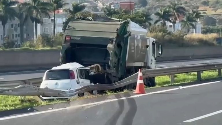 Carro bate em caminhão de lixo e motorista morre em Campinas