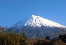 Pai deixa filho de 7 anos sozinho no Monte Fuji por oito horas após criança se cansar