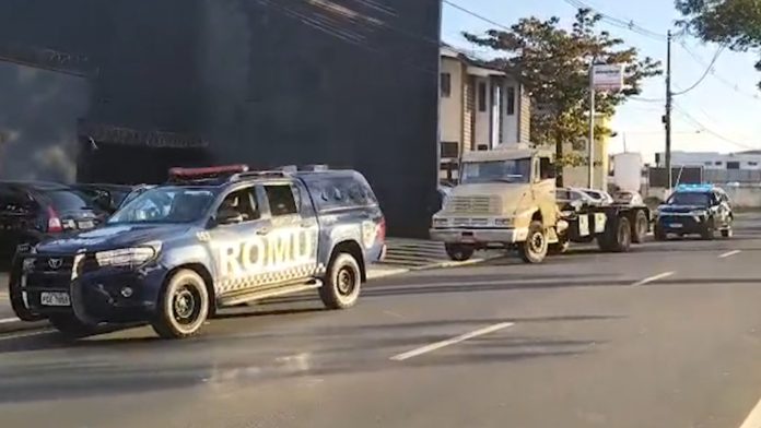 Criminosos furtam, modificam e anunciam caminhão na internet por R$50 mil