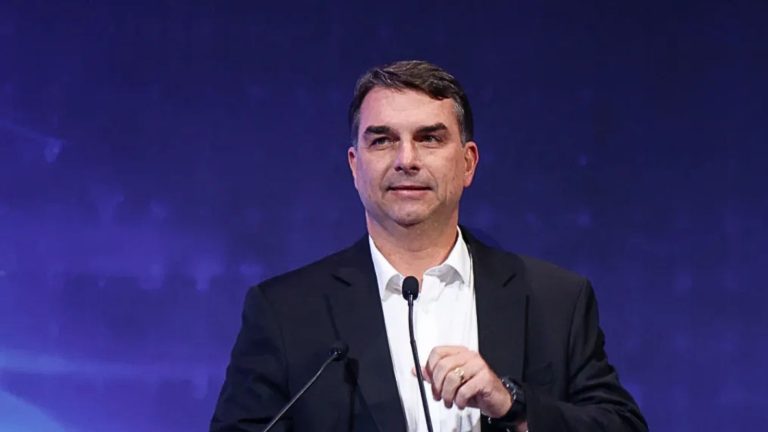 Flávio Bolsonaro se reúne com Republicanos e reforça oferta de vaga de vice, mas partido ainda resiste