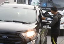 Jovem cria ‘drive-thru’ de café improvisado em Cubatão