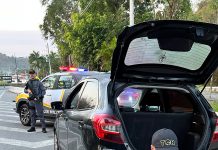 Polícia apreende materiais para falsificação de quase 6 mil garrafas de cerveja na Tamoios, em Caraguatatuba