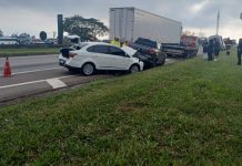 Engavetamento com três carros bloqueia marginal da Dutra em São José dos Campos