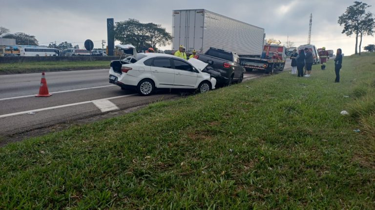 Engavetamento com três carros bloqueia marginal da Dutra em São José dos Campos