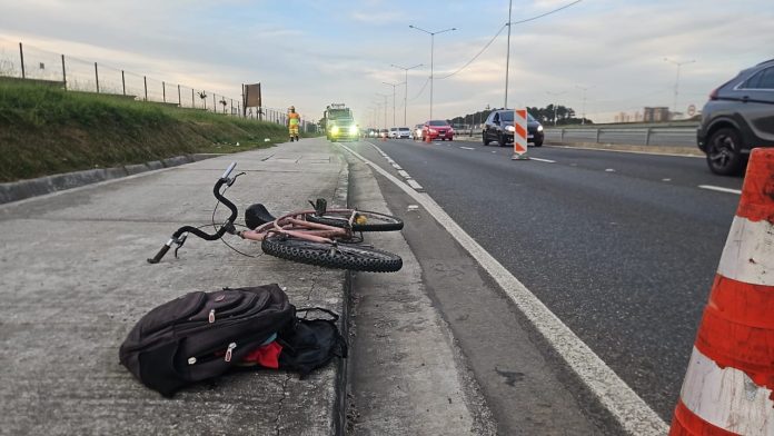 Ciclista fica gravemente ferido após ser atropelado por carreta na Dutra, em São José