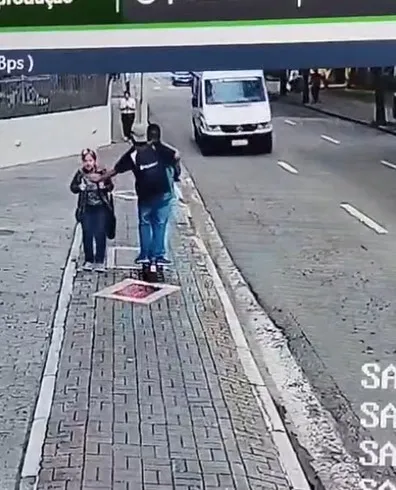 VÍDEO: Suspeito de tentar assaltar idosa de 80 anos com patinete elétrico é preso em São José VÍDEO: Suspeito de tentar assaltar idosa de 80 anos com patinete elétrico é preso em São José