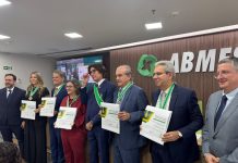 Chaim Zaher, CEO do Grupo SEB, recebe homenagem da ABMES em Brasília