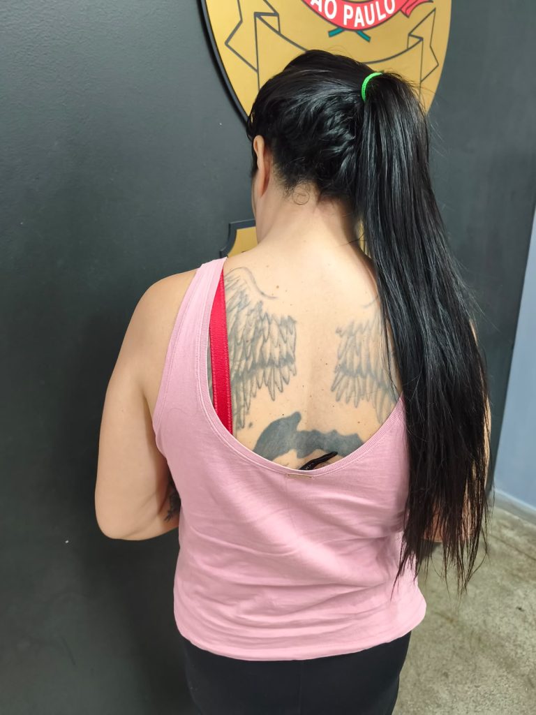 Mulher condenada por lavagem de dinheiro, organização criminosa e estelionato é presa em São José