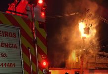 Bombeiros combatem incêndio em transformador de energia em Caraguatatuba