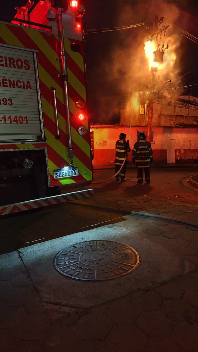 Bombeiros combatem incêndio em transformador de energia em Caraguatatuba Bombeiros combatem incêndio em transformador de energia em Caraguatatuba