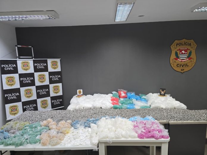Polícia Civil apreende mais de 86 kg de drogas em 'casa bomba' e causa prejuízo de R$ 2 milhões ao tráfico em São José Polícia Civil apreende mais de 86 kg de drogas em 'casa bomba' e causa prejuízo de R$ 2 milhões ao tráfico em São José