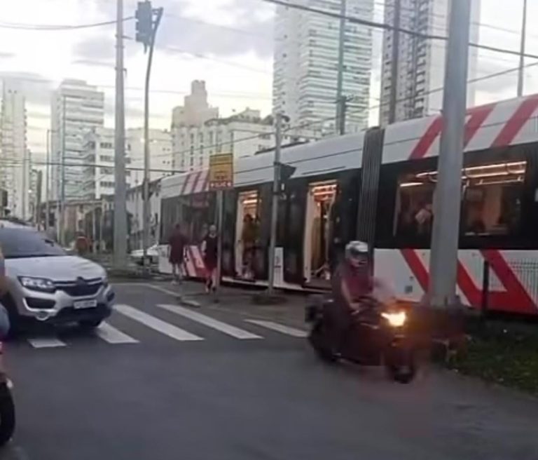 Falha técnica causa paralisação do VLT e gera congestionamento em santos