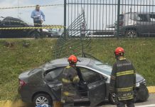 Idoso perde controle do carro e invade calçada após sair de supermercado em São José dos Campos