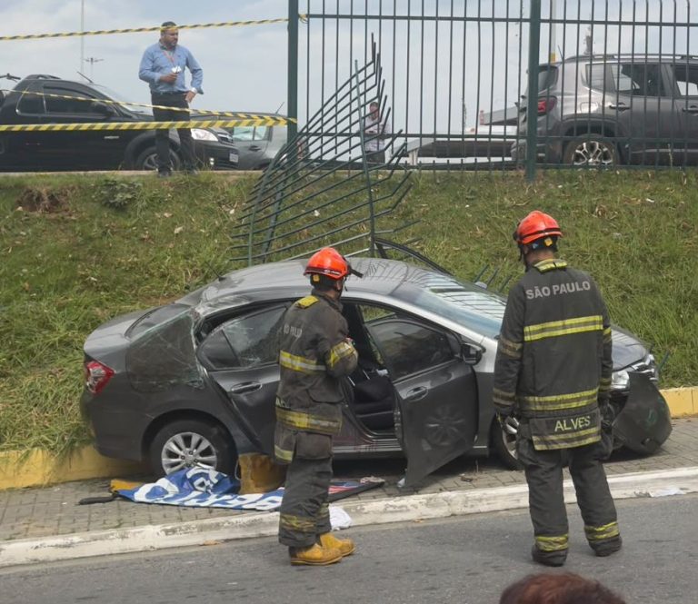 Idoso perde controle do carro e invade calçada após sair de supermercado em São José