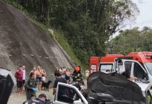 Acidente entre dois carros deixa nove feridos em Caraguatatuba