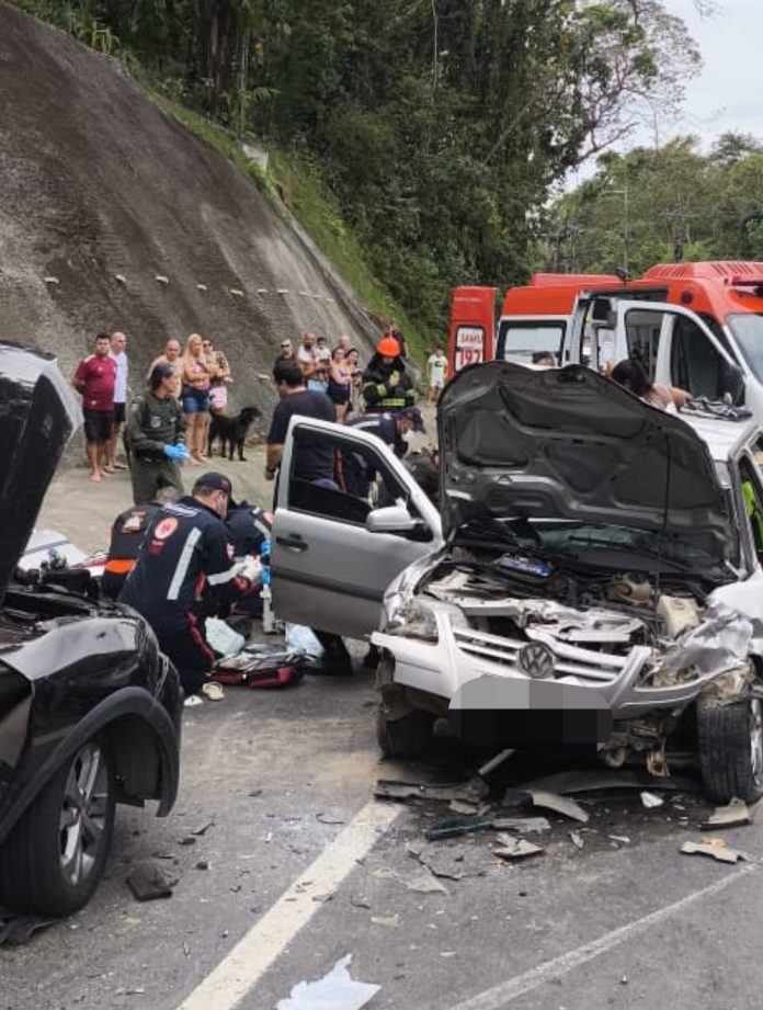 Acidente entre dois carros deixa nove feridos em Caraguatatuba Acidente entre dois carros deixa nove feridos em Caraguatatuba