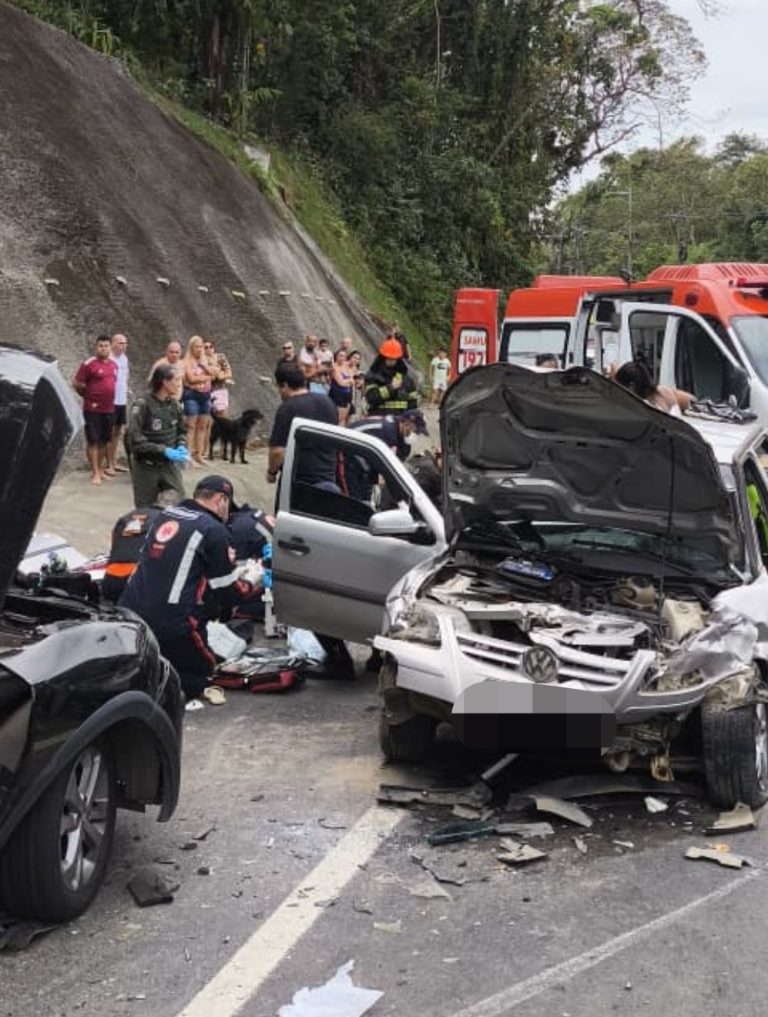 Acidente entre dois carros deixa nove feridos em Caraguatatuba