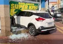 Carro colide contra loja de colchões após acidente no Centro