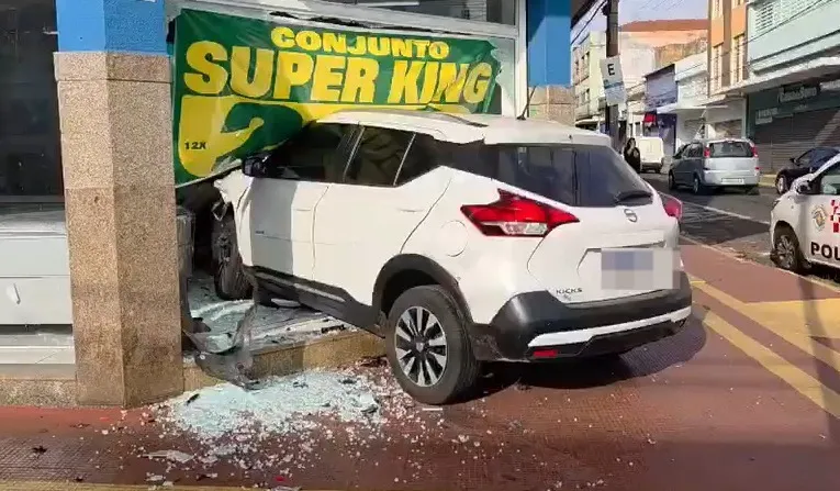 Carro colide contra loja de colchões após acidente no Centro