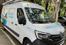 Van da Sabesp atende moradores de Guarujá nesta terça