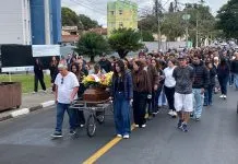 Família faz cortejo com o caixão de Lívia no dia do enterro da jovem morta pelo ex em Pindamonhangaba