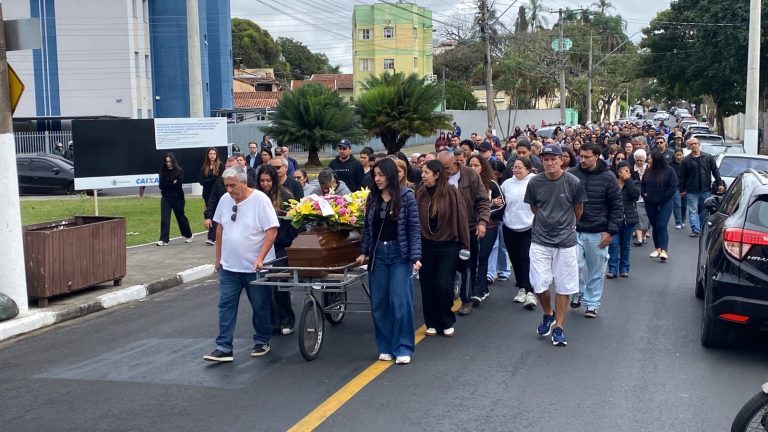 Família faz cortejo com o caixão de Lívia no dia do enterro da jovem morta pelo ex em Pindamonhangaba